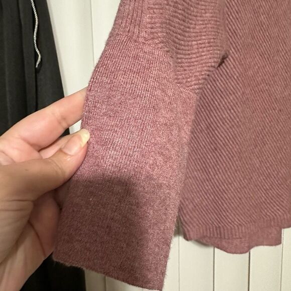 Jennifer Lopez plum colored very soft sweater with batwing sleeves, Faux diamond - Picture 8 of 10